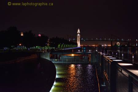 Photo à mains levées de l'horloge du Vieux Montréal à ISO 2500