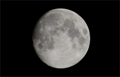 Photo de la lune en mode manuel sous-exposée de deux IL ou deux stops